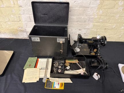 Machine à coudre électrique portable Singer 221K1 