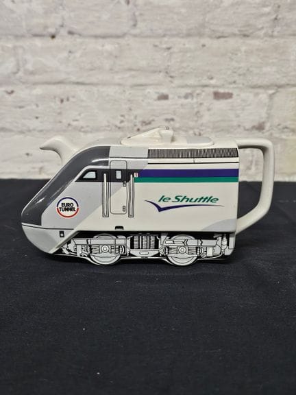 Rara teiera in ceramica a forma di treno “Le Shutt
