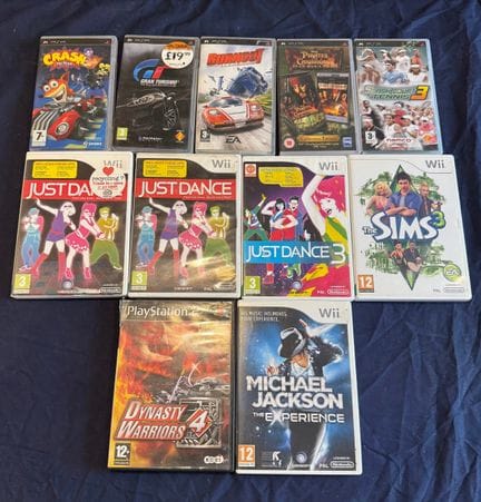 Una collezione di undici videogiochi per Sony Play