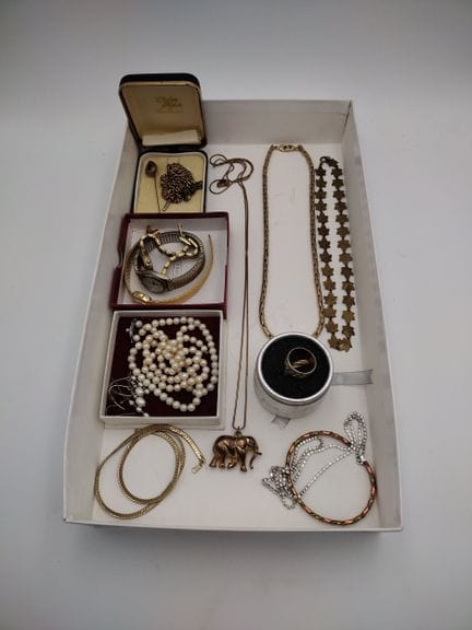Ensemble de bijoux fantaisie variés comprenant un 