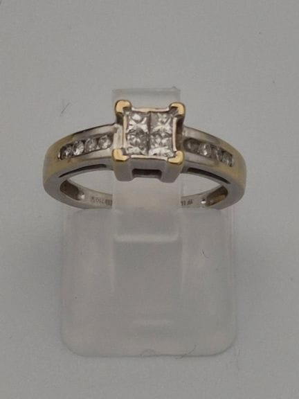 Bague en métal blanc sertie d'un groupe de quatre 