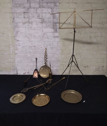 Collezione di oggetti in ottone e metallo, leggio 