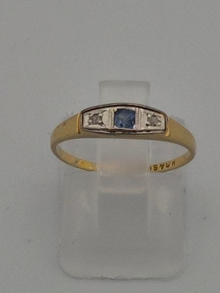 Bague en métal jaune certifiée en or 18 carats, av