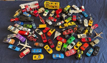 Un assortimento di veicoli giocattolo in metallo p