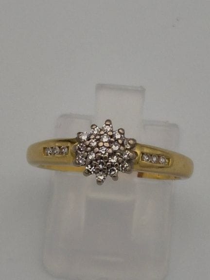 Bague en or 18 carats sertie d'un groupe de diaman