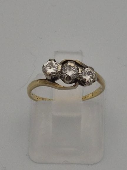 Bague en métal jaune sertie de trois diamants, cer
