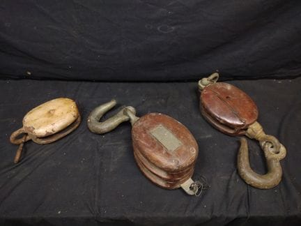 Lot de trois poulies navales en bois, comprenant u