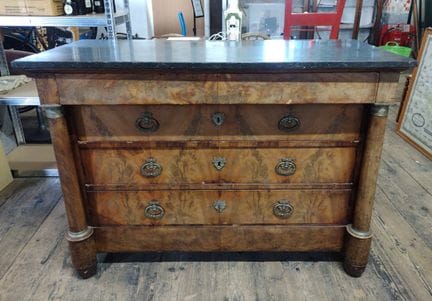 Commode Empire française à quatre tiroirs, en noye