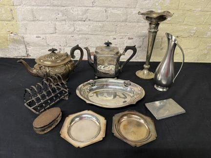 Assortiment d'objets en métal argenté (EPNS) et en