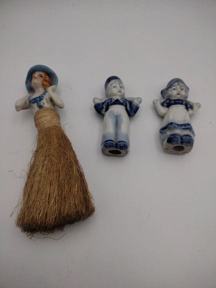 Figurine in porcellana e scopa a frange a forma di