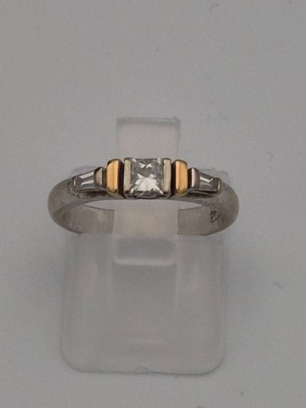 Bague en or blanc 18 carats rehaussée de touches d