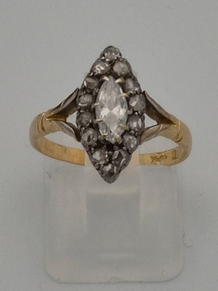 Bague en métal jaune, titrée à 18 carats, avec une