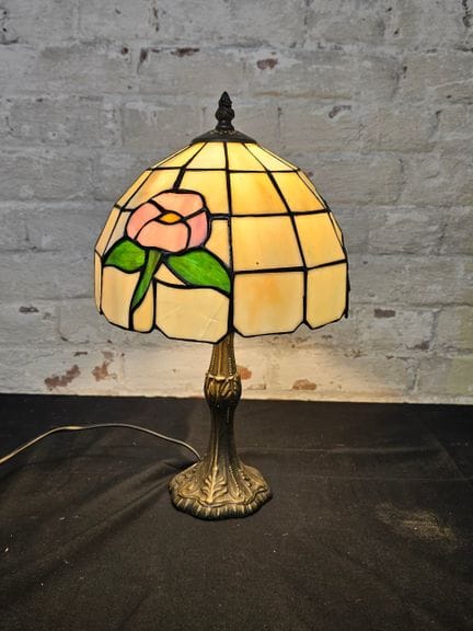 Lampada da tavolo in vetro colorato in stile Tiffa