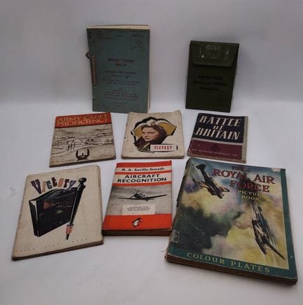 Una collezione di libri militari britannici d’epoc