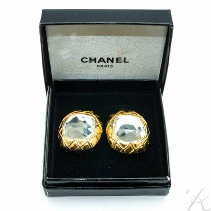 Rari orecchini CHANEL con cristalli e motivo trapu
