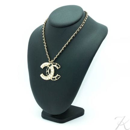 Ciondolo CHANEL con logo rock e femminile 2019 
Pe