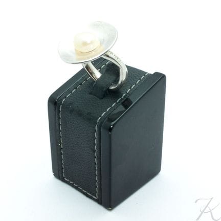 Anello CHANEL con perla barocca in argento, pezzo 