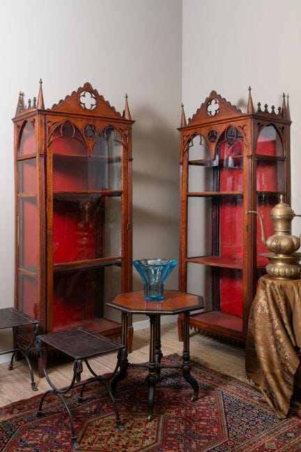 英国新哥特式作品
一对展示柜
木材、玻璃
19世纪
高213 × 宽78 × 深45 厘米
