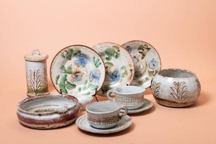 皮奥特与阿尔伯特·蒂里（1932-2009）
套装包含
三只23厘米直径的盘子
带盖陶罐 高20厘米