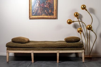 Late 18th-century piece
Bench
Carved wood with cre