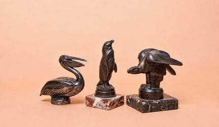 Set aus drei Maskottchen / Kühlerdeckeln: 
- Pelik