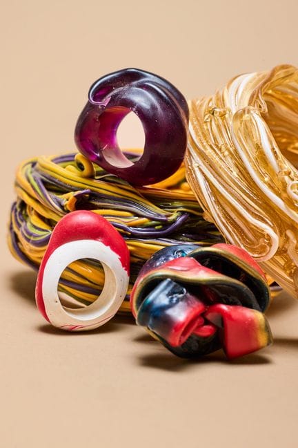 Gaetano PESCE (1939-2024)
Dos pulseras y tres anil
