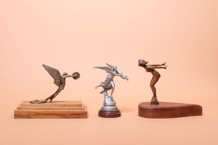 Set aus drei Art-Déco-Maskottchen / Kühlerkappen 
