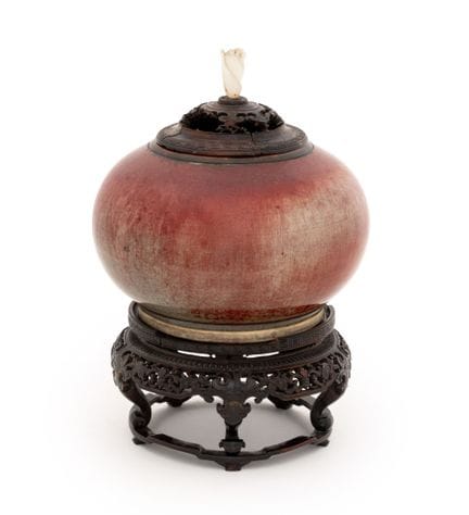 Jarra china con tapa de porcelana esmaltada en roj