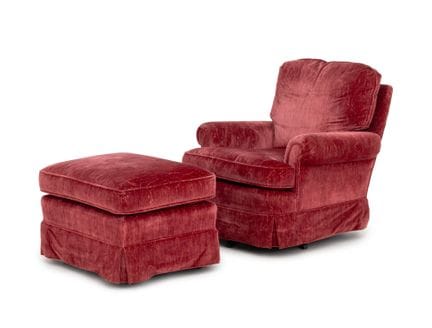 Sillón tapizado «Red Velvet» con otomana; el silló