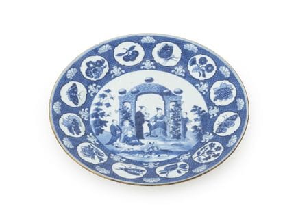 中国青花瓷盘，18世纪
18世纪中国外销青花瓷盘，中央手绘圆形饰纹描绘了人物置身于山水景致之中，周围