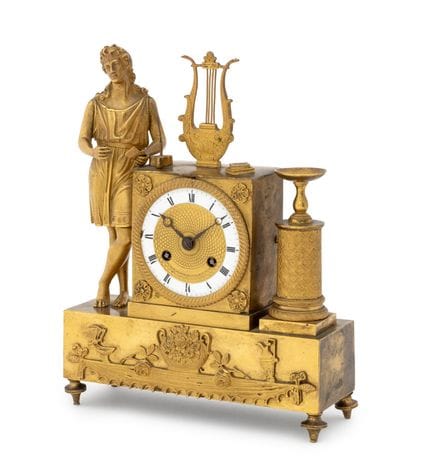 Orologio da caminetto figurativo in bronzo dorato 