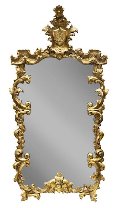 Grande specchiera in legno dorato e intagliato a v