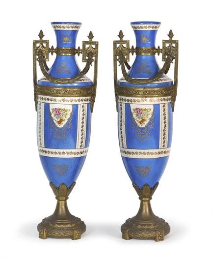 COPPIA DI VASI IN PORCELLANA, XIX SECOLO
Con decor