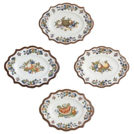 QUATRE PLATS DE SERVICE EN MAJOLIQUE POLYCHROME, M