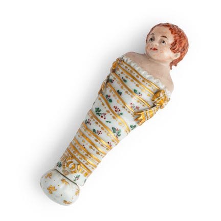 ÉTUI À AIGUILLES EN PORCELAINE POLYCHROME, MANUFAC