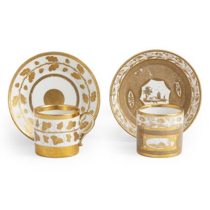 DEUX TASSES AVEC SOUS-TASSES EN PORCELAINE BICROME
