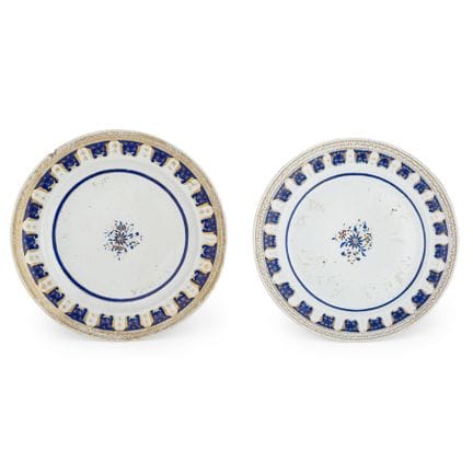 PAIRE D'ASSIETTES EN PORCELAINE POLYCHROME, FABRIQ