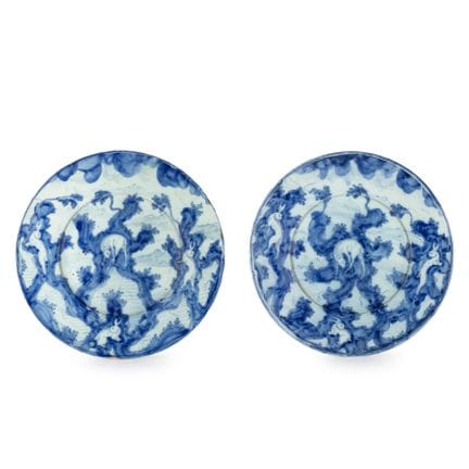 PAIRE D'ASSIETTES EN MAJOLIQUE BLANCHE ET BLEUE, M