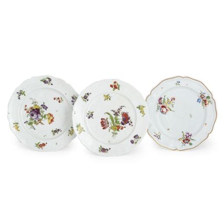 CINQ ASSIETTES EN PORCELAINE POLYCHROME, MANUFACTU