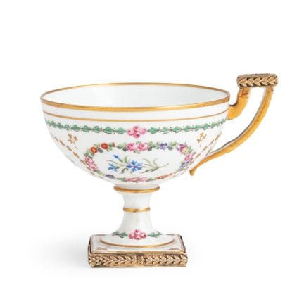 TASSE EN PORCELAINE POLYCHROME, FABRIQUÉE AU XIXe 