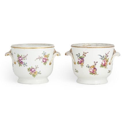 PAIRE DE REFRAÎCHISSEURS EN PORCELAINE POLYCHROME,