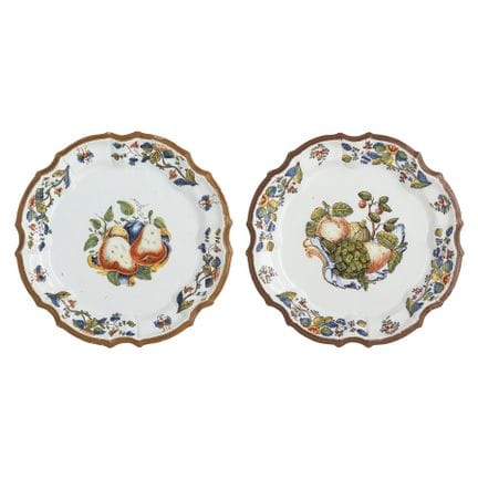 DEUX ASSIETTES EN MAJOLIQUE POLYCHROME, MANUFACTUR