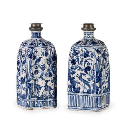 DEUX BOUTEILLES EN MAJOLIQUE BLANCHE ET BLEUE, FOU