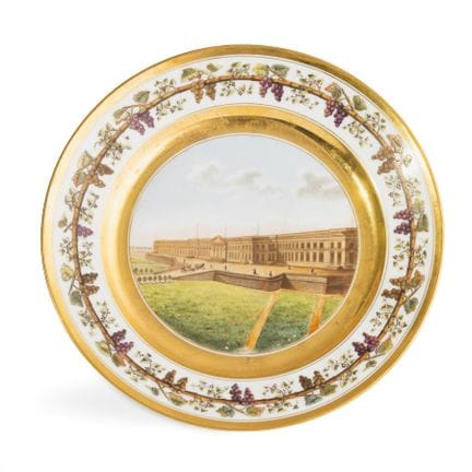 ASSIETTE EN PORCELAINE POLYCHROME, FABRIQUÉE EN FR