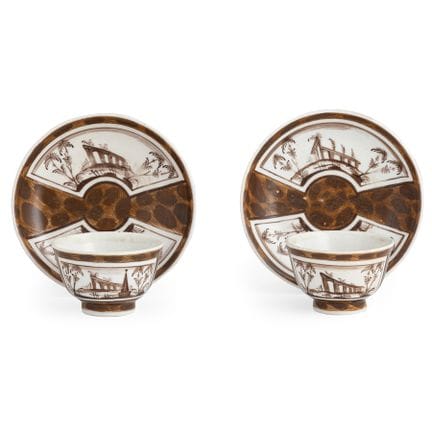 DEUX TASSES AVEC SOUS-TASSES EN PORCELAINE TRICROM
