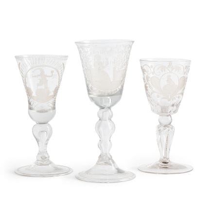 三只玻璃高脚杯，18至19世纪北欧窑厂出品（3）
饰有不同图案；磨损轻微
其中两只带有铭文
最大高度