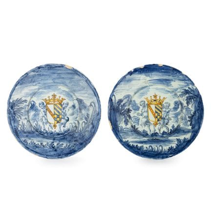 PAIRE DE PLATS EN MAJOLIQUE POLYCHROME, FOUR DE SA