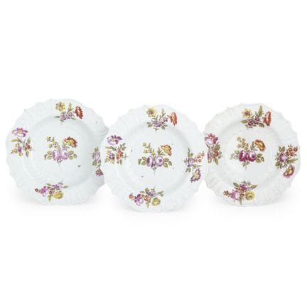 HUIT ASSIETTES EN PORCELAINE POLYCHROME, MANUFACTU