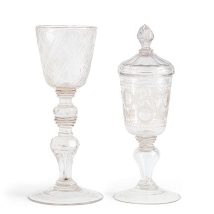 DEUX COUPES EN VERRE GRAVÉ, PROBABLEMENT ISSUES D’