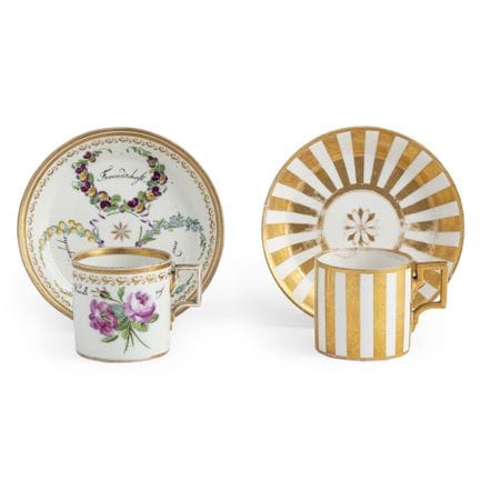 DEUX TASSES AVEC SOUS-TASSES EN PORCELAINE BLANCHE